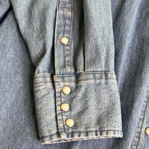 Wrangler Vintage Light Blue Denim Pearl Button Up Shirt - Picture 5 of 7